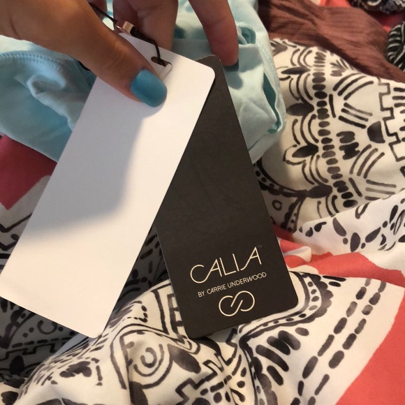 An athletic shirt - Picture 3 of 3